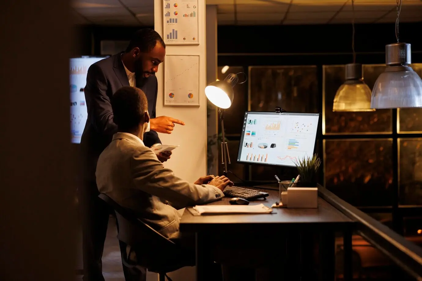 Менеджеры высшего звена анализируют финансовую статистику и обсуждают инвестиционную стратегию, работая сверхурочно в офисе стартапа. Бизнесмены планируют мозговой штурм управленческих идей. Бизнес-концепция.