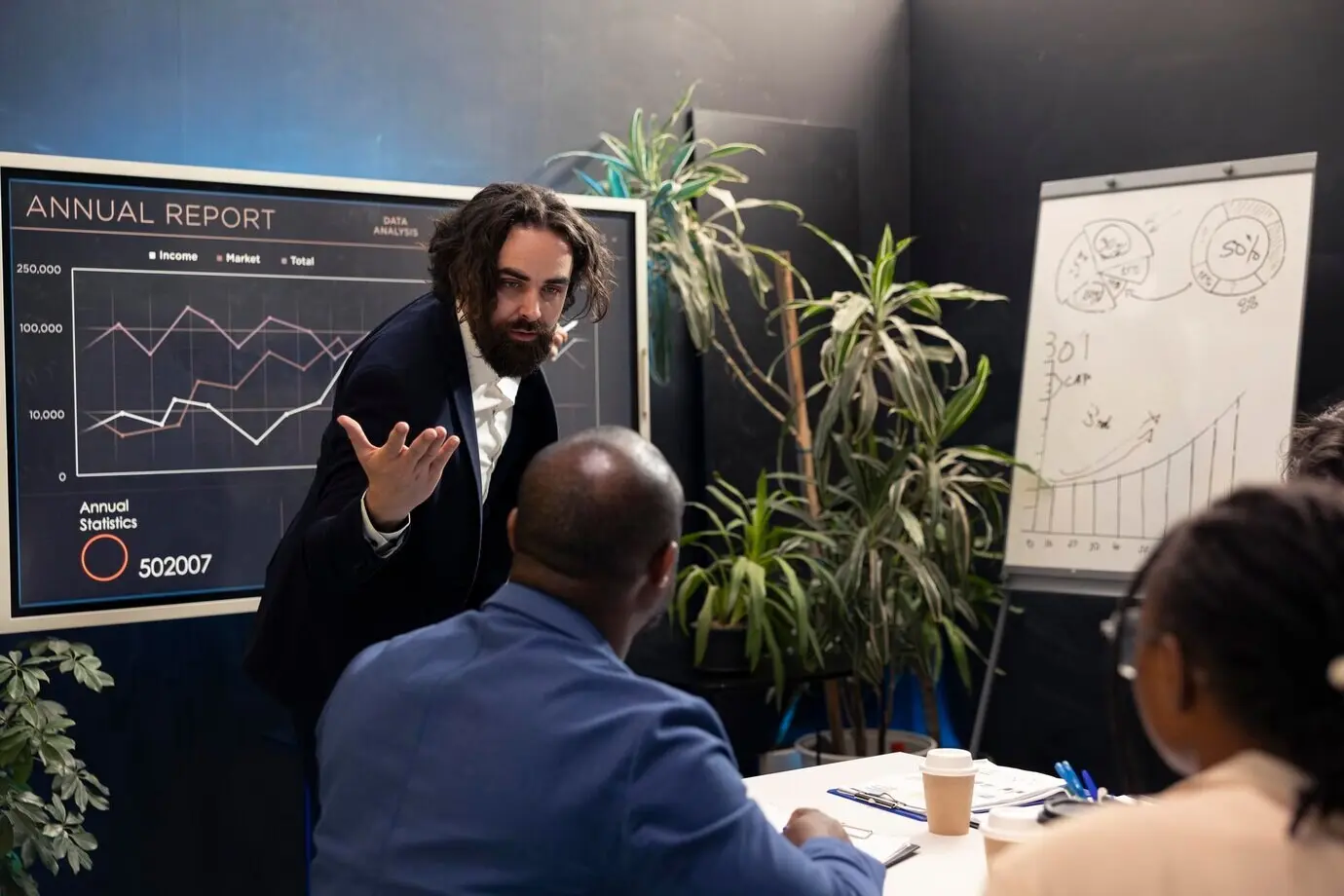 Генеральный менеджер передает своей команде важную информацию.