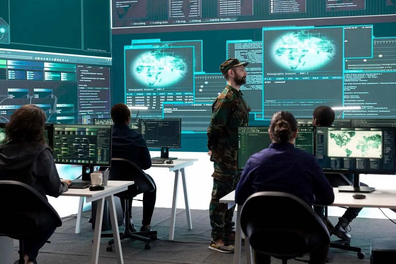Хакеры государственной армии, занимающиеся стратегиями гибридной войны, в офисе агентства.